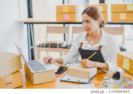 Small business owners online are writing their names and addresses to deliver products and products to their customers. and check the orders that the customers have ordered of online retailers - Small business owners online are writing their names and addresses to deliver products and products to their customers. and check the orders that the customers have ordered of online retailers - 110466985