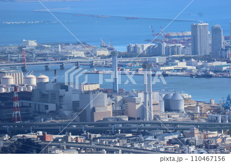 高台から見た海沿いの工場地帯と高層ビル等のある人工島の街並みと青い海の湾岸沿いの風景 高台から見た海沿いの工場地帯と高層ビル等のある人工島の街並みと青い海の湾岸沿いの風景 110467156
