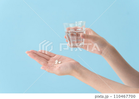 薬を飲む女性 手元 薬を飲む女性 手元 110467700
