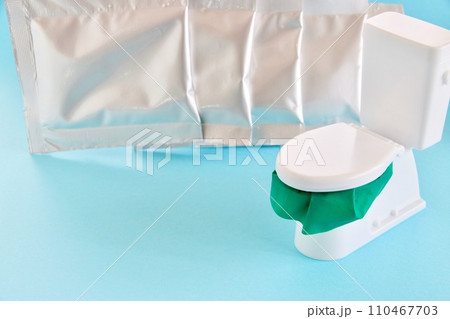 非常用トイレの凝固剤とビニール袋をセットしたミニチュアトイレ 非常用トイレの凝固剤とビニール袋をセットしたミニチュアトイレ 110467703