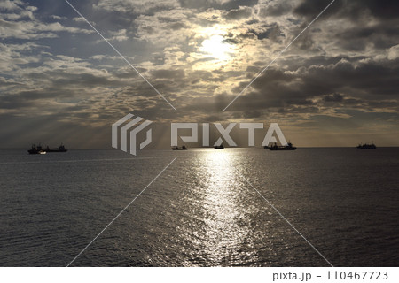 沖縄名護湾沖に停泊する辺野古埋め立て用の海砂・岩ズリ運搬船 110467723