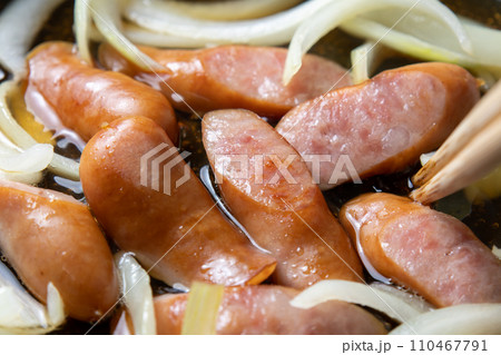 ウインナーと玉ねぎをだし汁で煮る。ウインナーの親子丼風(他人丼)調理シーン。 110467791