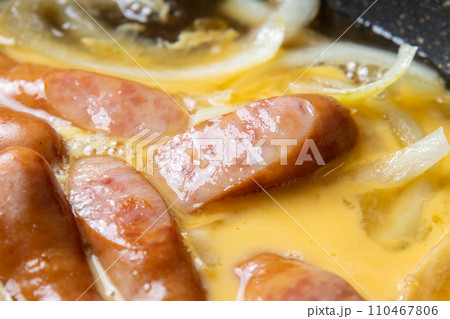 ウインナーの親子丼風(他人丼)調理シーンのアップ。 110467806