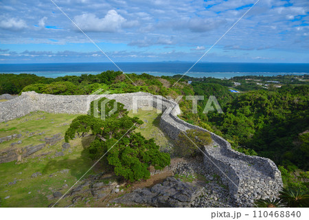 沖縄の世界遺産今帰仁城跡の風景 沖縄の世界遺産今帰仁城跡の風景 110468840