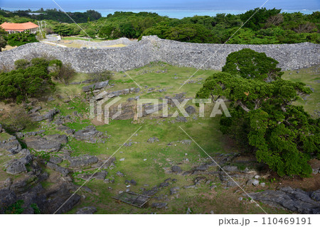 沖縄の世界遺産今帰仁城跡の風景 110469191