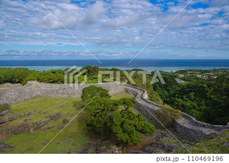 沖縄の世界遺産今帰仁城跡の風景 110469196