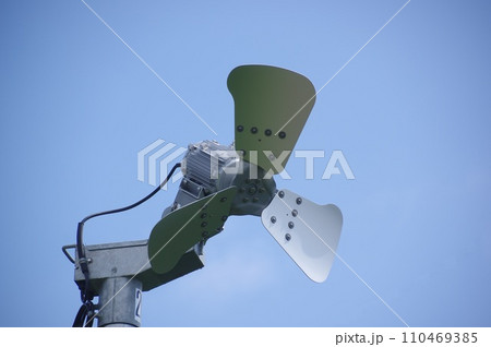 果樹園の霜よけ用風車 110469385