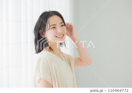 朝の日差しを浴びる若い女性 朝の日差しを浴びる若い女性 110469772