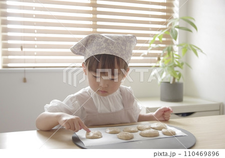 リビングでクッキー作りに夢中な女の子 110469896