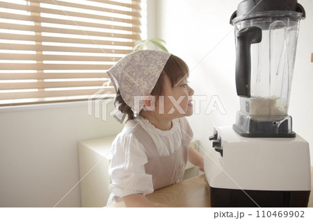 リビングでクッキー作りに夢中な女の子 110469902