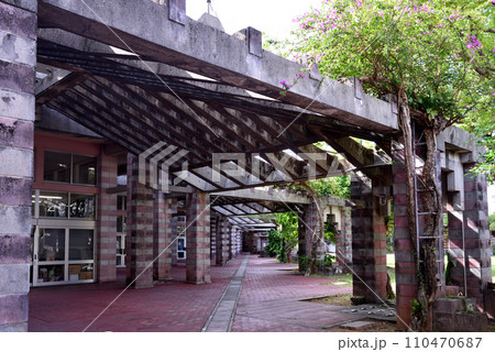 沖縄県名護市の日本建築学会賞を受賞している市役所庁舎 110470687