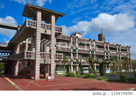 沖縄県名護市の日本建築学会賞を受賞している市役所庁舎 沖縄県名護市の日本建築学会賞を受賞している市役所庁舎 110470690
