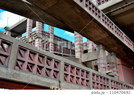 沖縄県名護市の日本建築学会賞を受賞している市役所庁舎 110470692