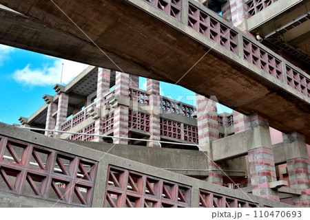 沖縄県名護市の日本建築学会賞を受賞している市役所庁舎 110470693