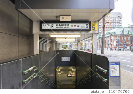 京都の烏丸御池駅 110470706