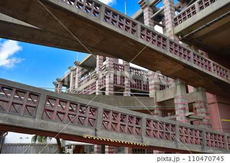 沖縄県名護市の日本建築学会賞を受賞している市役所庁舎 110470745