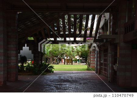 沖縄県名護市の日本建築学会賞を受賞している市役所庁舎 110470749