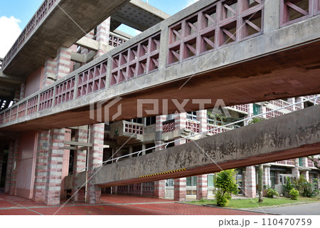 沖縄県名護市の日本建築学会賞を受賞している市役所庁舎 110470759