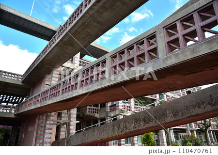 沖縄県名護市の日本建築学会賞を受賞している市役所庁舎 110470761