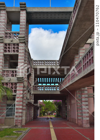 沖縄県名護市の日本建築学会賞を受賞している市役所庁舎 110470762