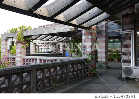 沖縄県名護市の日本建築学会賞を受賞している市役所庁舎 110470841