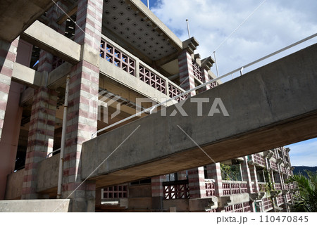 沖縄県名護市の日本建築学会賞を受賞している市役所庁舎 110470845