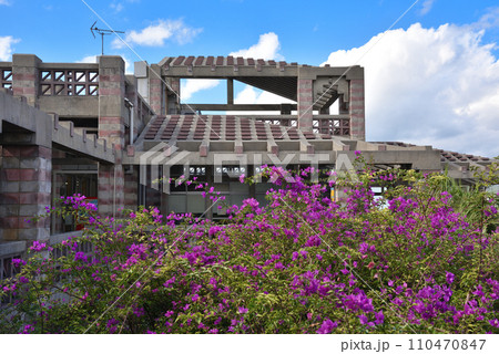 沖縄県名護市の日本建築学会賞を受賞している市役所庁舎 110470847