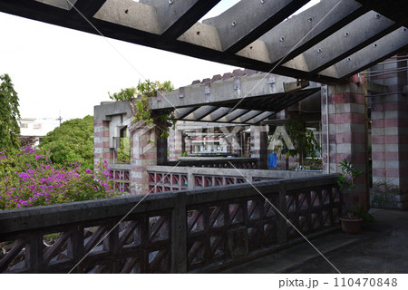 沖縄県名護市の日本建築学会賞を受賞している市役所庁舎 110470848