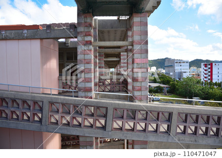 沖縄県名護市の日本建築学会賞を受賞している市役所庁舎 110471047
