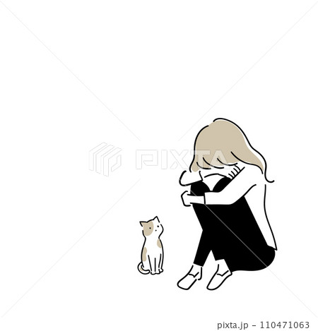 膝を抱えて落ち込む女性を心配するペットの猫 110471063