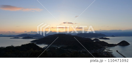 四国、荘内半島からの初日の出前の空（令和六年一月一日）左が詫間・備讃瀬戸、右が燧灘で奥側が仁尾 110471092