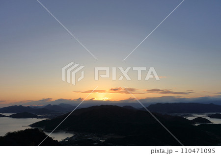 四国、荘内半島からの初日の出前の空（令和六年一月一日）左が詫間、右が仁尾 110471095