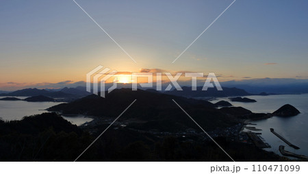 令和六年の初日の出(四国、荘内半島から/1月1日)左が詫間・備讃瀬戸、右が燧灘で奥側が仁尾 令和六年の初日の出(四国、荘内半島から/1月1日)左が詫間・備讃瀬戸、右が燧灘で奥側が仁尾 110471099