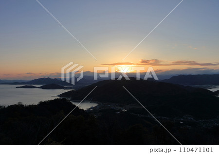 令和六年の初日の出（四国、荘内半島から／1月1日）左が詫間、右が仁尾 110471101