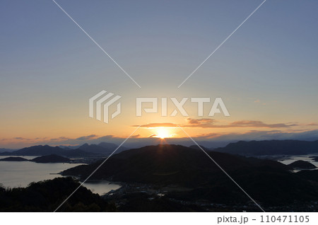 令和六年の初日の出（四国、荘内半島から／1月1日）左が詫間、右が仁尾 110471105