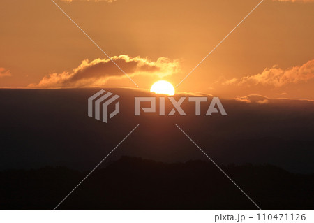 令和六年の初日の出（四国、荘内半島から／1月1日） 110471126