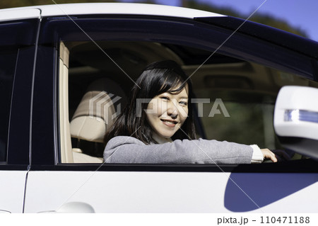 車を運転する女性 車を運転する女性 110471188