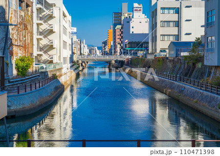和歌山市　市堀川川沿いの街並みを望む 110471398