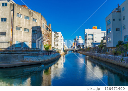 和歌山市　市堀川川沿いの街並みを望む 110471400
