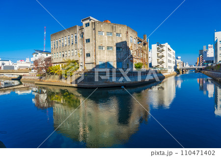 和歌山市　市堀川川沿いの街並みを望む 110471402