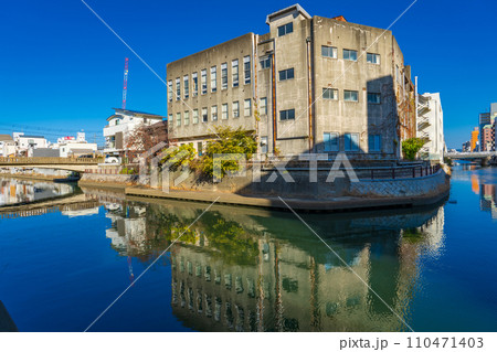 和歌山市 市堀川川沿いの街並みを望む 和歌山市 市堀川川沿いの街並みを望む 110471403
