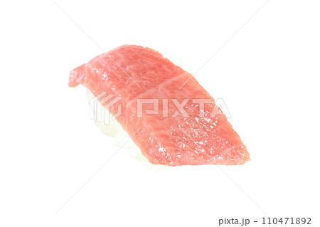 マグロ大トロの握りずし1貫切り抜き 110471892
