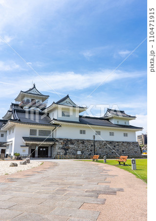 富山県 青空に映える富山城(富山市郷土博物館) 富山県 青空に映える富山城(富山市郷土博物館) 110471915