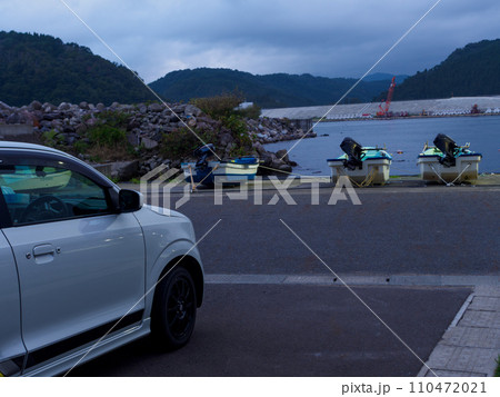 日没時の小さな漁港に車で来た 日没時の小さな漁港に車で来た 110472021