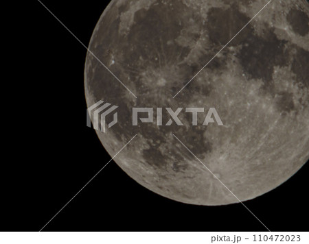 満月を右上に寄せた写真 満月を右上に寄せた写真 110472023