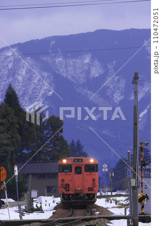 聳える飛騨山脈のもと城端線をのんびりと走るキハ40形気動車_2023/12/29撮影 聳える飛騨山脈のもと城端線をのんびりと走るキハ40形気動車_2023/12/29撮影 110472051