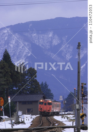 聳える飛騨山脈のもと城端線をのんびりと走るキハ40形気動車_2023/12/29撮影 110472053