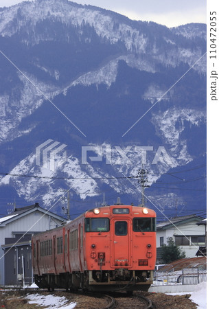 聳える飛騨山脈のもと城端線をのんびりと走るキハ40形気動車_2023/12/29撮影 110472055