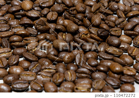 焙煎したコーヒー豆のクローズアップ 110472272