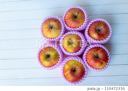 りんご　物撮り 110472330